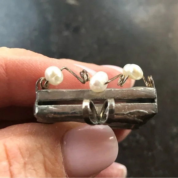 Picture frame pendant in etched silver with 3 little pearls across top - Picture 8 of 11